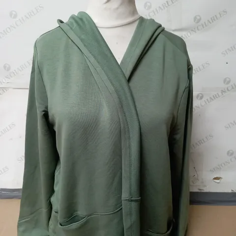 APPROXIMATELY 20 ASSORTED ITEMS OF CLOTHING TO INCLUDE SKECHERS HOODED TOP SIZE L, BEN DE LISI JUMPER SIZE M, FRANK USHER JUMPER SIZE L/XL 
