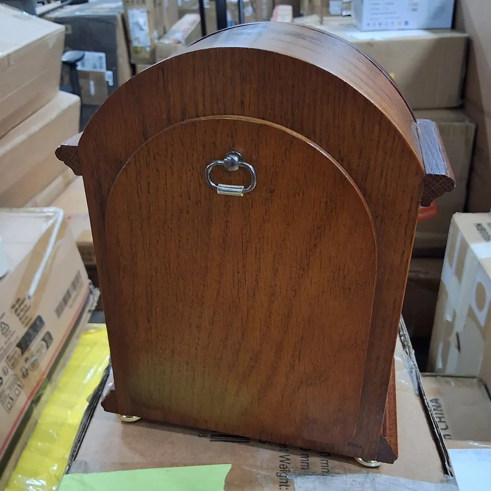 BOXED HOWARD MILLER KOOTENAI MANTEL CLOCK II 549-722 – OAK YORKSHIRE WOOD & QUARTZ SINGLE CHIME MOVEMENT