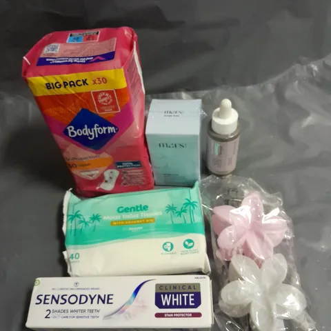 APPROXIMATELY 20 ASSORTED HEALTH & BEAUTY PRODUCTS TO INCLUDE BODYFORM PADS, SENSODYNE TOOTHPASTE AND FLORAL HAIRCLIPS