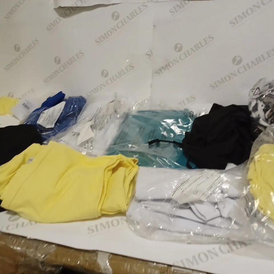 LOT OF APPROX. 10 ASSORTED CLOTHING ITEMS TOO INCLUDE DRESSES , TOPS AND JEANS