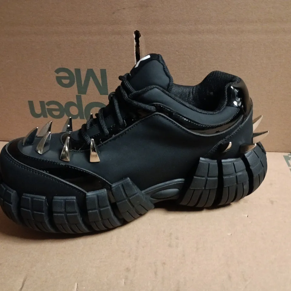 BOXED KOI DEATH BRAND SPIKE TREAD TRAINERS – EBONY/SILVER, UK SIZE 6
