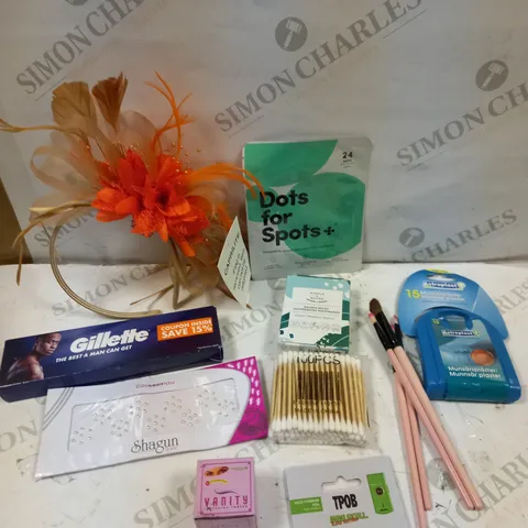 BOX OF APPROXIMATELY 20 ASSORTED HEALTH AND BEAUTY PRODUCTS TO INCLUDE DOTS FOR SPOTS PADS, GILLETTE RAZOR, ACUPRESSURE WRISTBANDS ETC