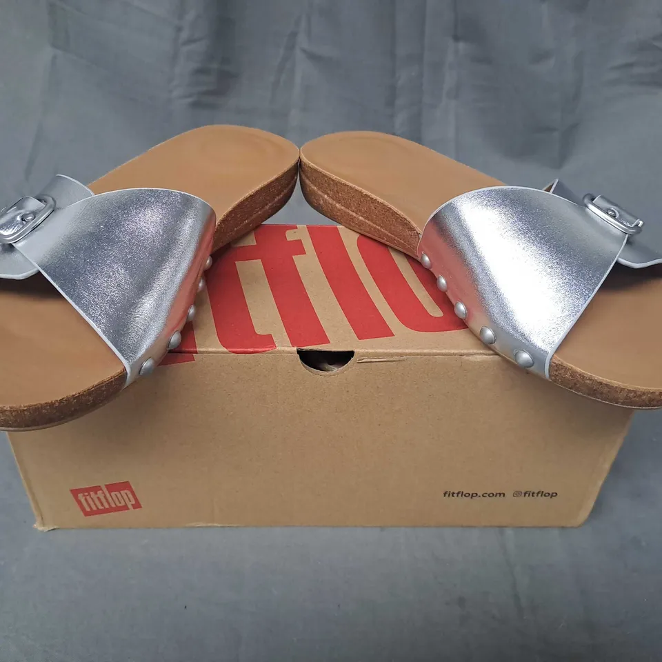 BOXED PAIR OF FITFLOP IQUSHION ADJUSTABLE BUCKLE SLIDERS IN METALLIC SILVER UK SIZE 5