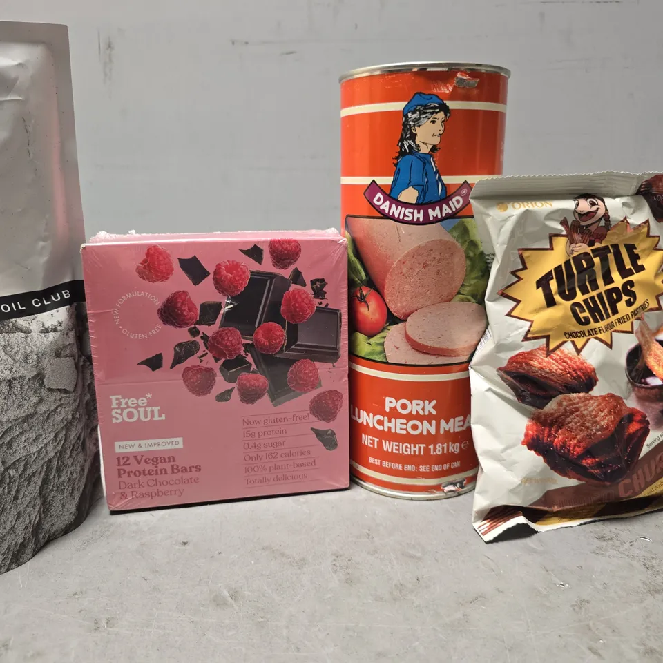 APPROXIMATELY 10 ASSORTED FOOD ITEMS TO INCLUDE - TURTLE CHIPS , OLIVE OIL , FREE SOUL 12 VEGAN PROTEIN BARS ETC