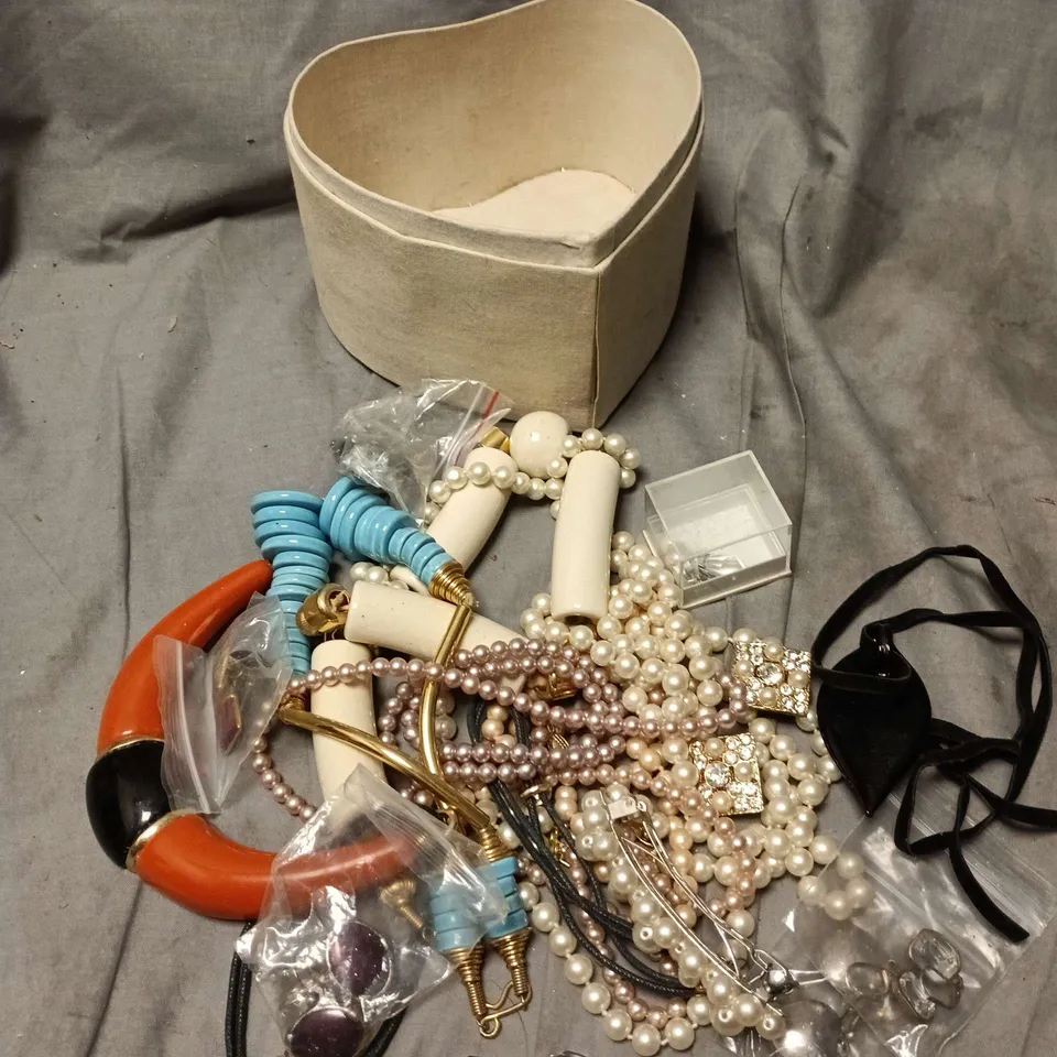 APPROXIMATELY 10 ASSORTED JEWELLERY PRODUCTS WITH STORAGE BOX 