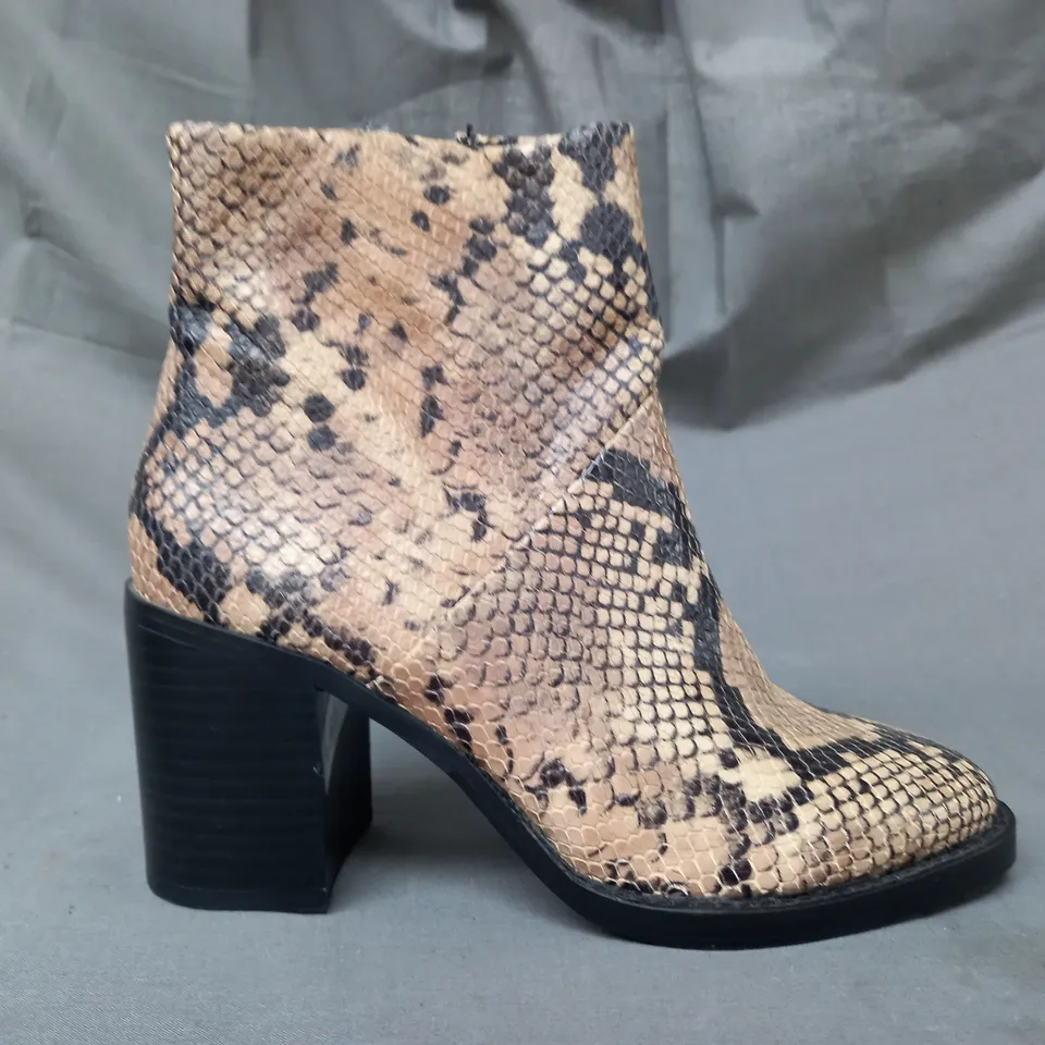 BOXED PAIR OF TENLEY BLOCK HEEL LEATHER ANKLE BOOTS IN BEIGE SNAKE EU SIZE 36