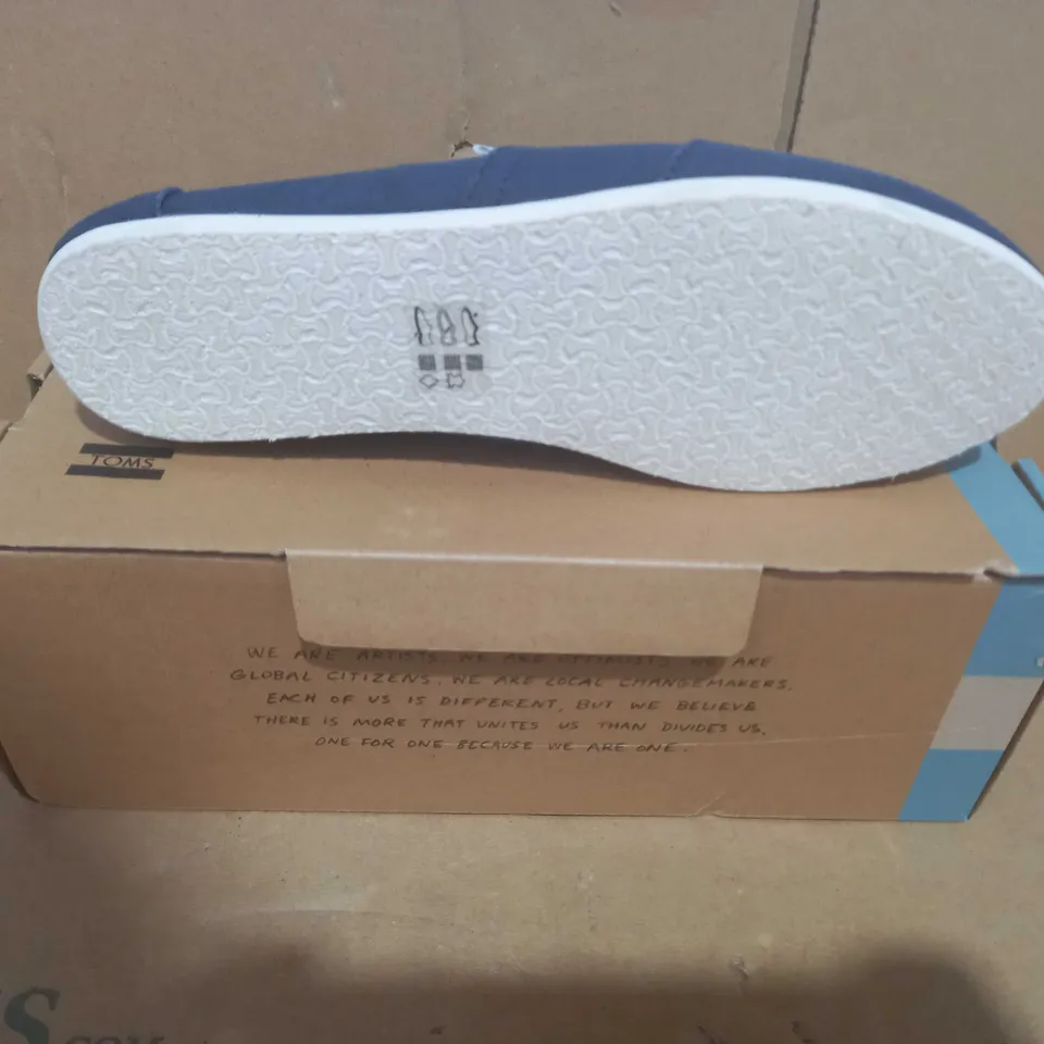 BOXED PAIR OF TOMS THE VENICE COLLECTION CANVAS SHOES IN NAVY UK SIZE 8