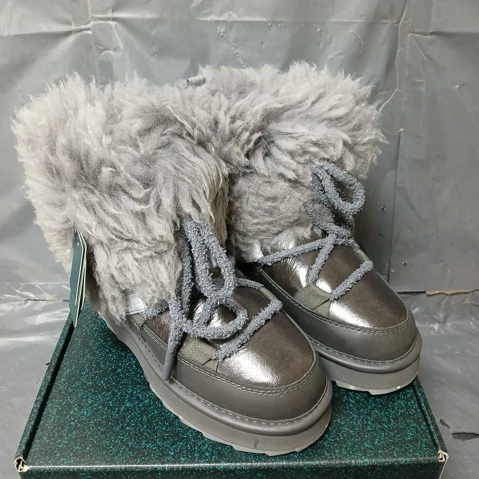 BOXED EMU AUSTRALIA BLURRED GLOSSY BOOTS - SIZE UK 6