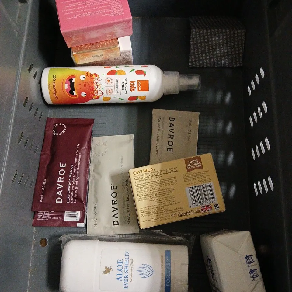 APPROXIMATELY 20 ASSORTED HEALTH & BEAUTY PRODUCTS TO MORPHE BLUSH BALM, TROPIC SMOOTHING CLEANSER, WELLA COLOUR FRESH MASK, ETC