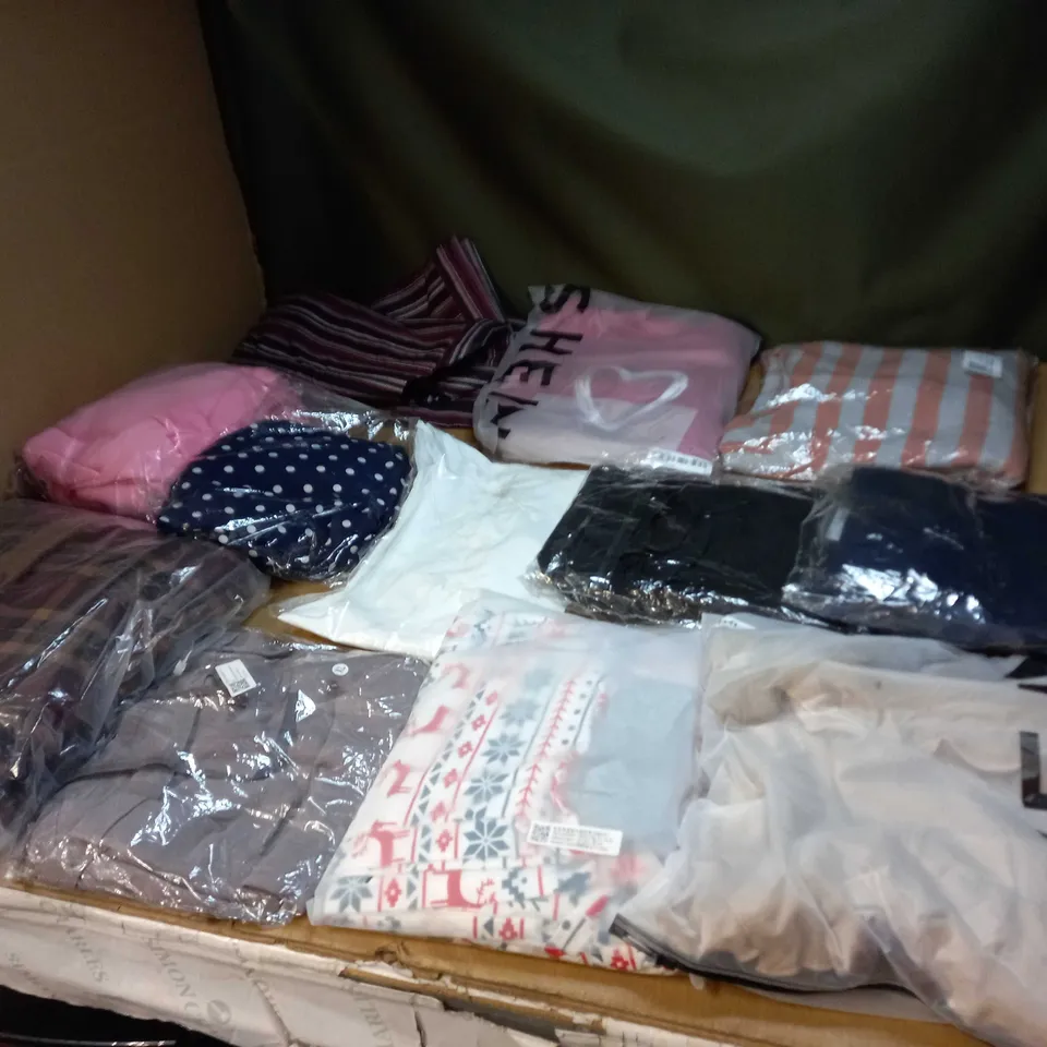 LOT OF APPROX 20 ASSORTED CLOTHING ITEMS TO INCLUDE JUMPERS, DRESSES AND T-SHIRTS