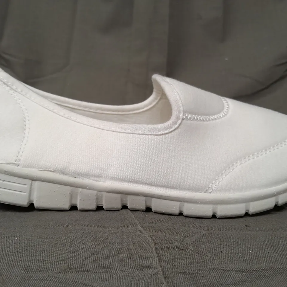 BOX OF APPROXIMATELY 10 PAIRS OF BE YOU SLIP-ON SHOES IN WHITE - SIZE 7