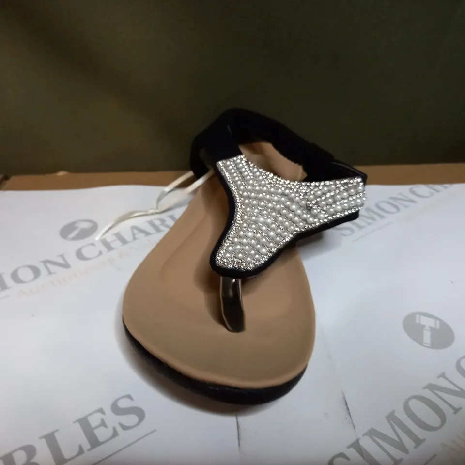 KASARA FAUX PEARL DETAIL THONG SANDAL - SIZE 5