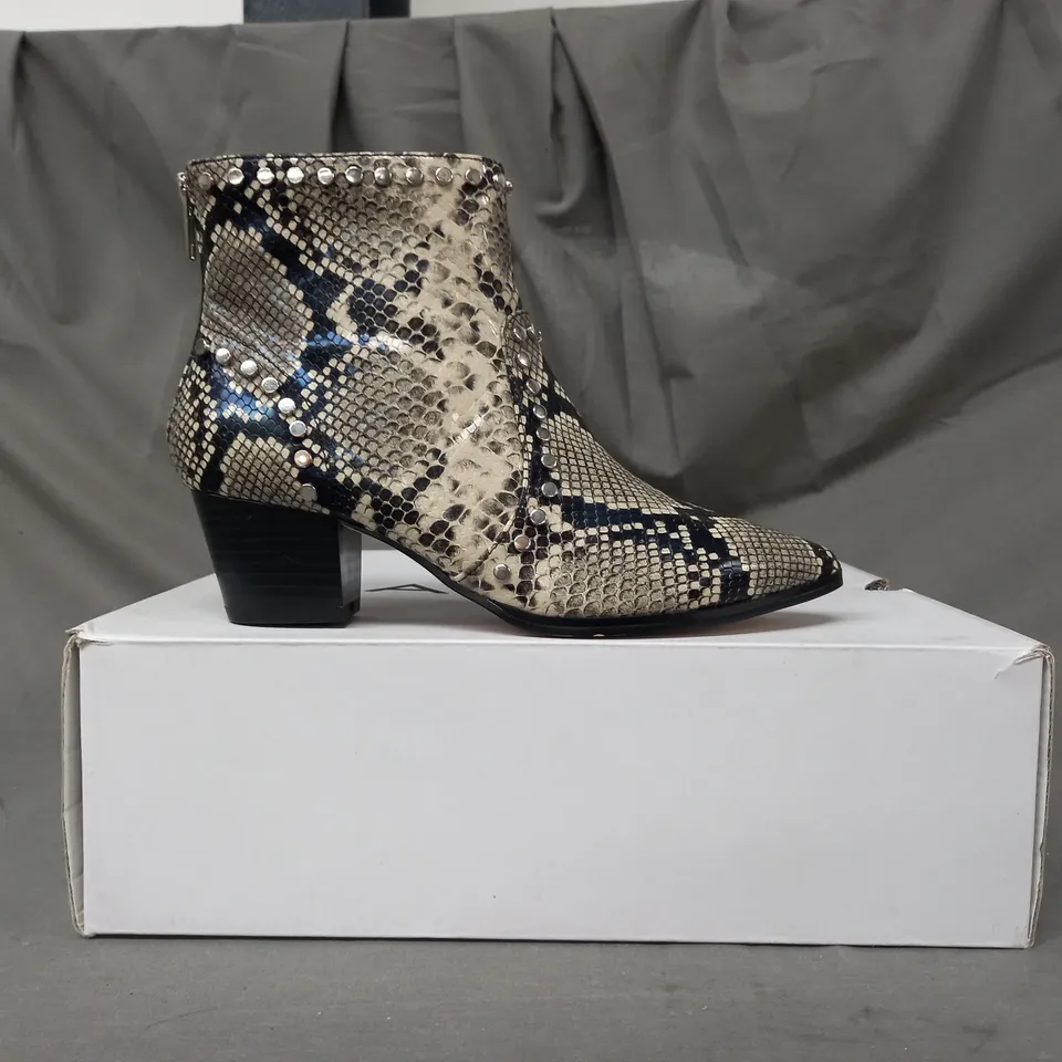 BOXED ALDO ALERMERA SYNTHETIC ANKLE BOOT IN CAMEL SNAKE SIZE UNSPECIFIED (ONE SHOE)