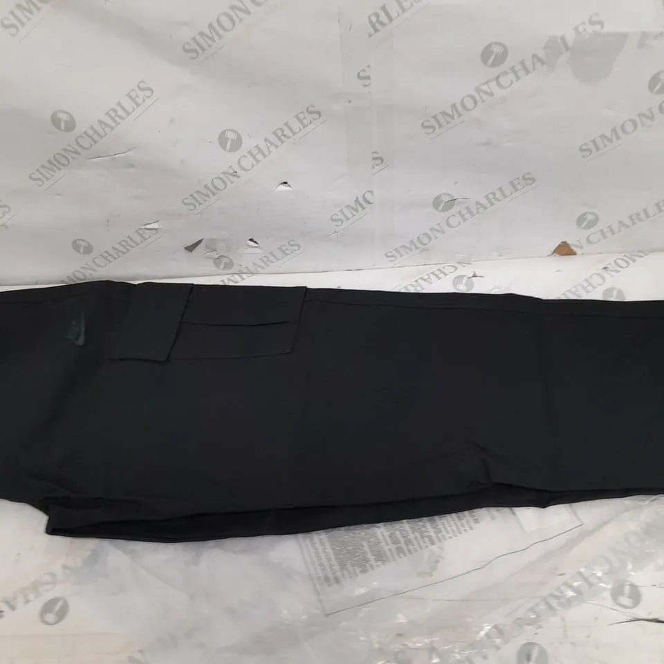 NIKE MEDIUM STANDARD FIT STRAIGHT LEG PANTS BLACK 