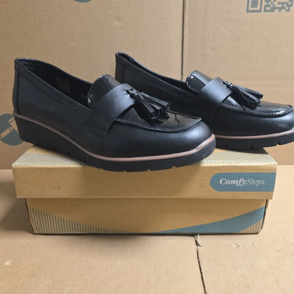 BOXED PAIR OF COMFY STEPS YVONNE WEDGE LOAFERS IN BLACK SIZE 8
