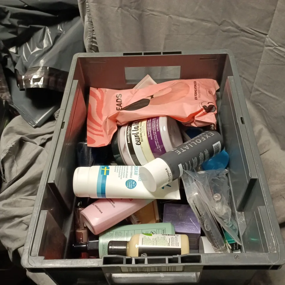 APPROXIMATELY 20 ASSORTED HEALTH AND BEAUTY ITEMS INCLUDING RADOX RELAXED BATH SOAK, LUSH SUPER MILK DUSTING POWDER AND TED BAKER HAIR AND BODY WASH