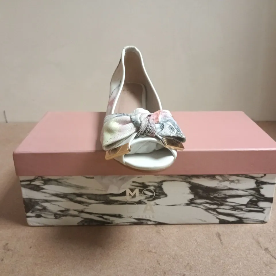 BOXED PAIR OF MODA IN PELLE PEEP TOE SHOES IN FLORAL WHITE SIZE EU 38