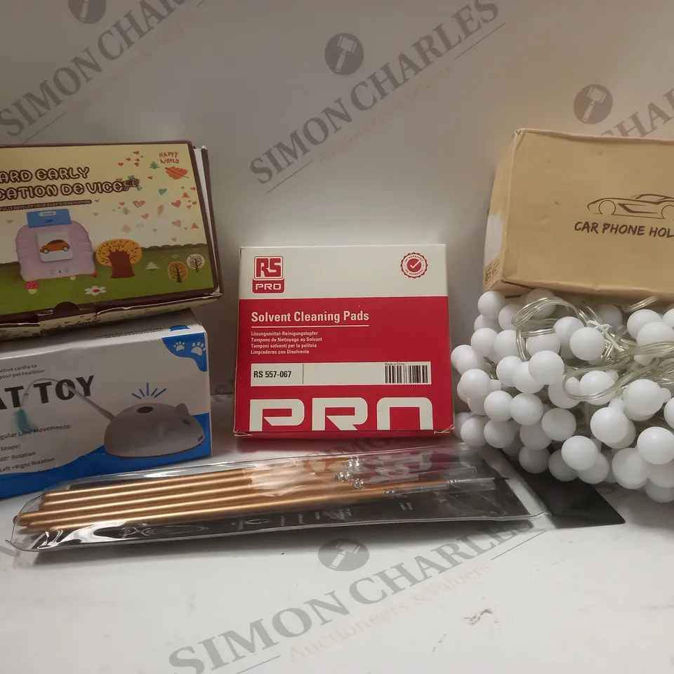 BOX OF APPROX 6 ASSORTED HOUSEHOLD ITEMS TO INCLUDE CAT TOY, SOLVENT CLEANING PADS, CAR PHONE HOLDER, ETC 