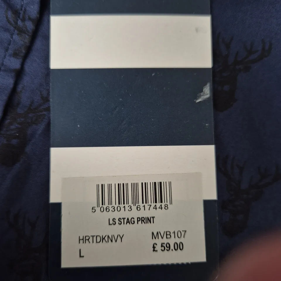 CREW CLOTHING COMPANY MEN'S STAG PRINT SHIRT – NAVY, SIZE L