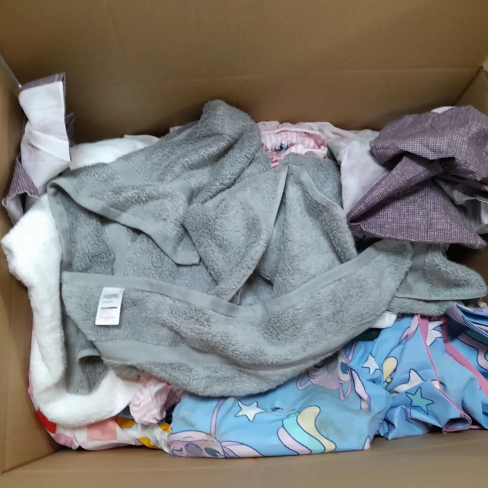 APPROXIMATELY 8 ASSORTED HOUSEHOLD ITEMS TO INCLUDE VARIOUS BEDDING IN VARIOUS SIZES AND STYLES
