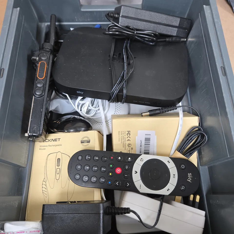 APPROXIMATELY 15 ASSORTED ELECTRICAL PRODUCTS TO INCLUDE PLUGS, COMPUTER MOUSE AND WIFI ROUTERS