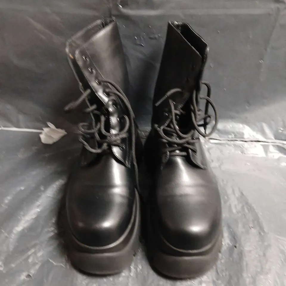 BLACK LEATHER COMBAT BOOTS WITH CHUNKY LUG SOLE – UK SIZE 7 