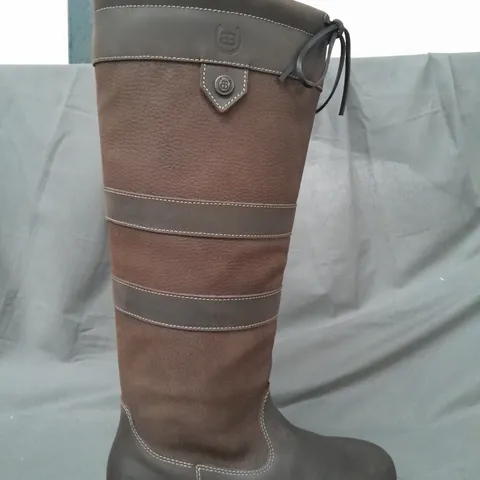 BOXED PAIR OF BAREBACK DAKOTA WATERPROOF COUNTRY BOOTS IN BROWN UK SIZE 4