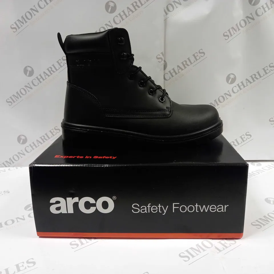 BOXED PAIR OF ARCO SAFETY FOOTWEAR UK SIZE 8