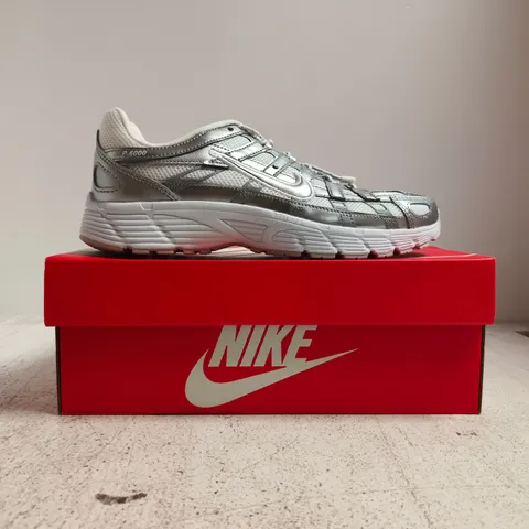 BOXED PAIR OF NIKE P-6000 TRAINERS IN WHITE/SILVER SIZE UK 6