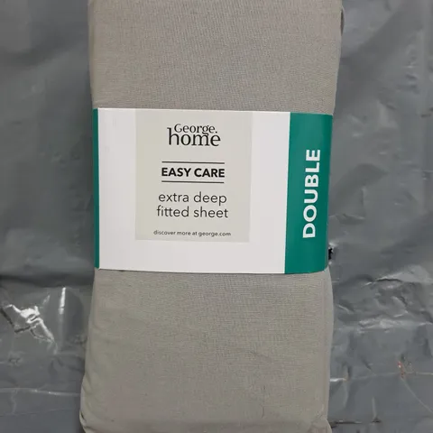 BOX OF APPROXIMATELY 10 ASSORTED BEDDING AND HOUSEHOLD ITEMS TO INCLUDE EXTRA DEEP DOUBLE FITTED SHEET IN GREY, ETC