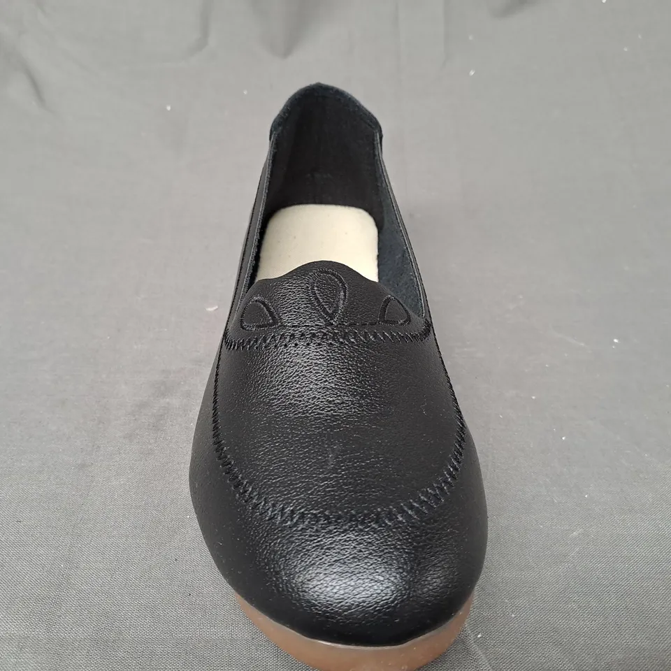 BOXED PAIR OF DESIGNER SLIP-ON SHOES IN BLACK EU SIZE 40