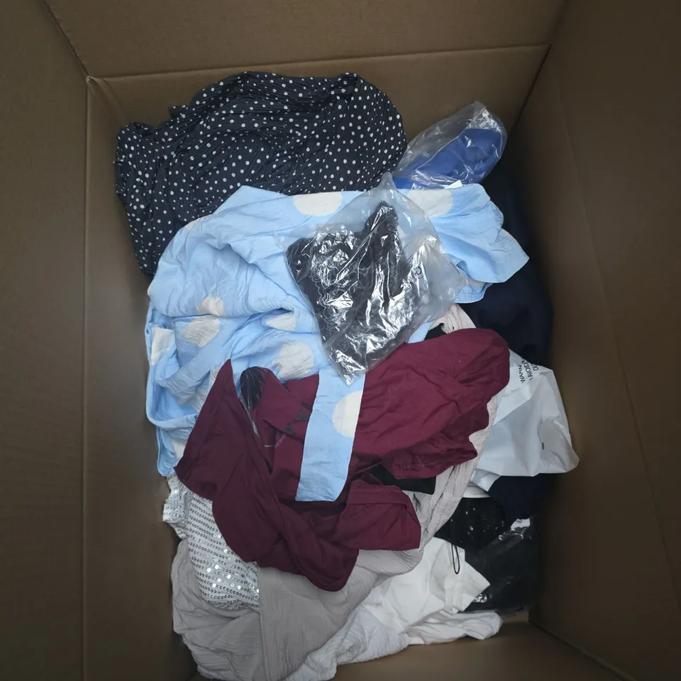 BOX OF APPROXIMATELY 22 ASSORTED CLOTHING ITEMS TO INCLUDE ENZO JEANS ETC