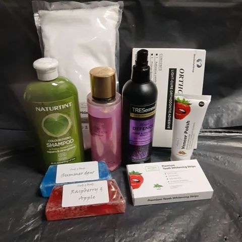 APPROXIMATEY 20 ASSORTED HEALTH AND BEAUTY PRODUCTS TO INCLUDE - WHITES VENEER POLISH - TRESEMME HEAT DEFENCE SPRAY - VICTORIA'S SECRET SHIMMER FRAGRANCE - ETC