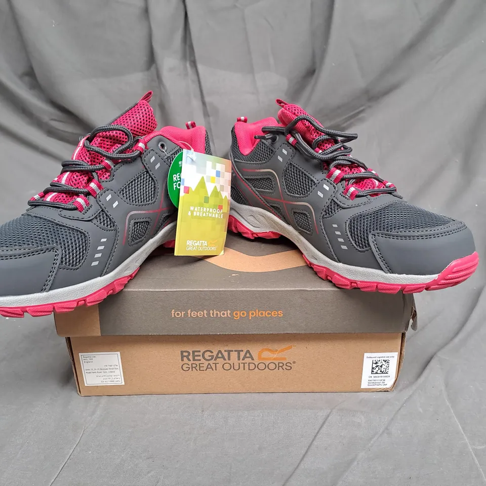 BOKED PAIR OF REGATTA GREAT OUTDOORS VENDEVOUR JUNIOR SHOE IN GRANITE/PINK POTION SIZE 6 KIDS