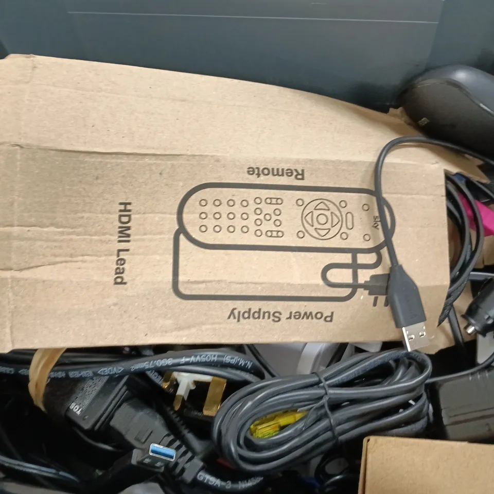 APPROXIMATELY 12 ASSORTED HOUSEHOLD ITEMS TO INCLUDE JACKERY DC EXTENSION CABLE, CAMERA BATTER CHARGER, MOUSE, ETC