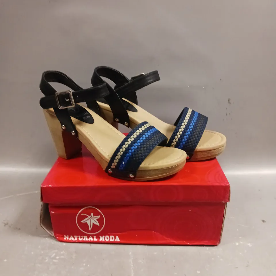 BOXED PAIR OF NATURAL MODA BLOCK HEEL OPEN TOE SHOES - SIZE 4