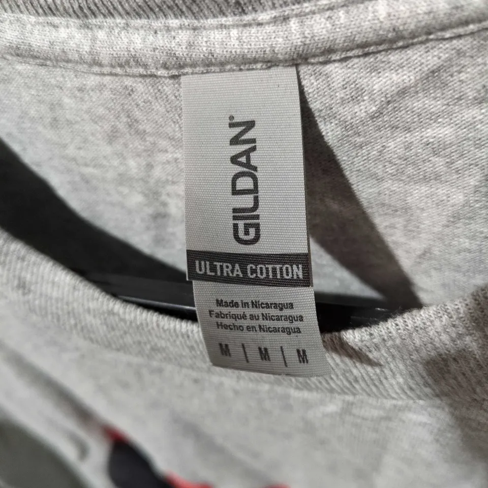 GILDAN ULTRA COTTON GREY T-SHIRT WITH RED/BLACK CHEST GRAPHIC – UK M