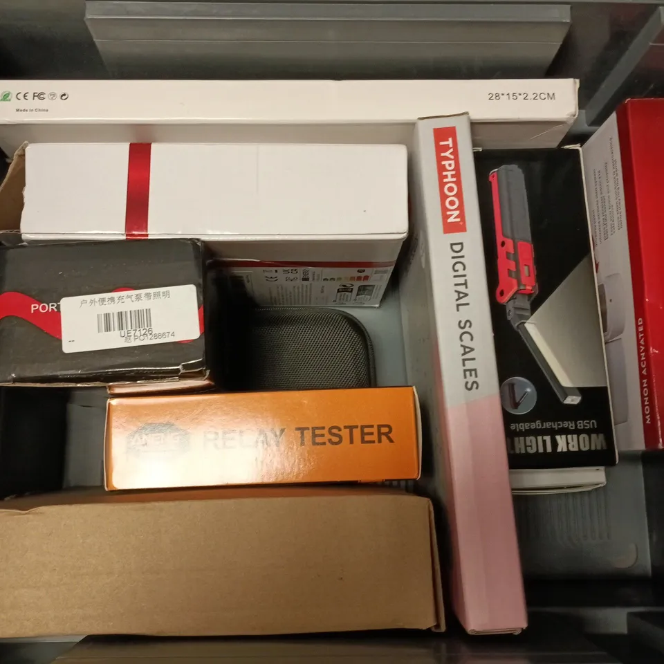 APPROXIMATELY 12 ASSORTED ELECTRICAL ITEMS TO INCLUDE VANITY MIRROR LIGHTS, PORTABLE ELECTRIC AIR PUMP, DIGITAL ELECTRIC AIR PUMP, ETC