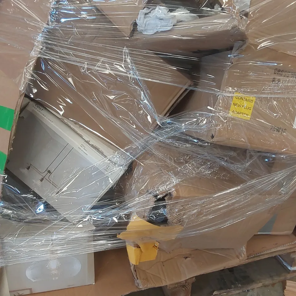 PALLET CONTAINING A LARGE QUANTITY OF ASSORTED LIGHTING ITEMS ECT