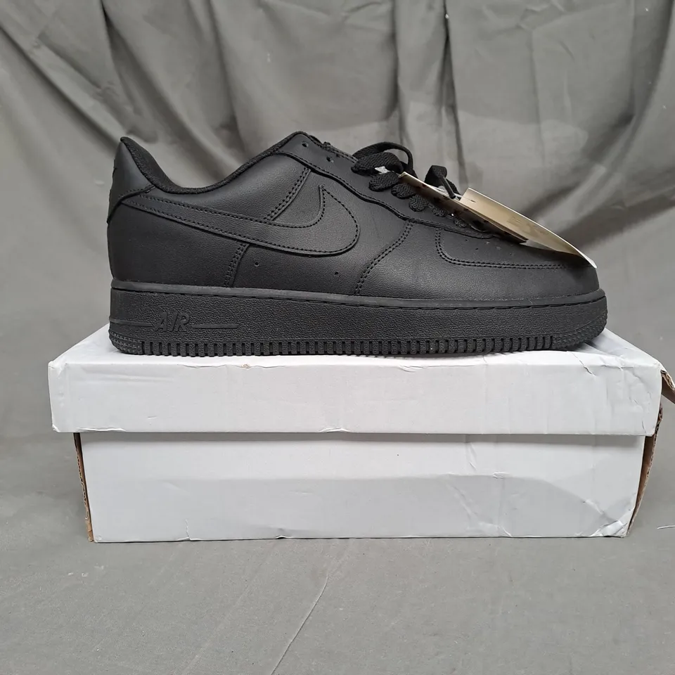 BOXED PAIR OF NIKE AIR FORCE 1 TRAINERS IN BLACK SIZE 9