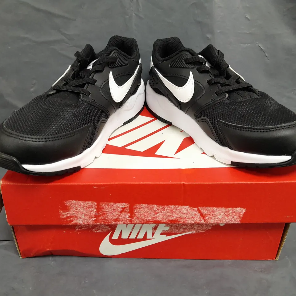 BOXED PAIR OF NIKE LD VICTORY TRAINERS IN BLACK/WHITE SIZE 2