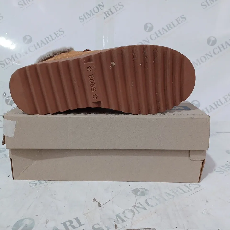 BOXED PAIR OF SKECHERS MOUNT SUEDE BOOTS IN CHESTNUT SIZE 6