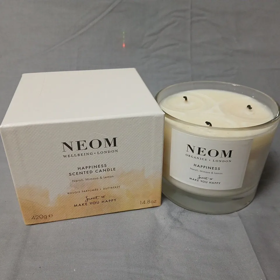 BOXED NEOM HAPPINESS SCENTED CANDLE – NEROLI, MIMOSA & LEMON (3-WICK, GLASS JAR)