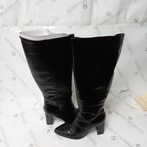 WIDE FIT POINT BLOCK HEEL KNEE BOOT, WHITE AND BLACK 
