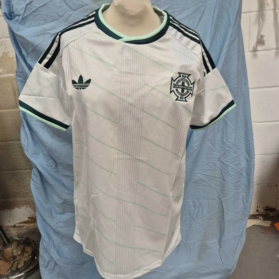 ADIDAS JERSEY – NORTHERN IRELAND FA, WHITE WITH CREST (EU 46)