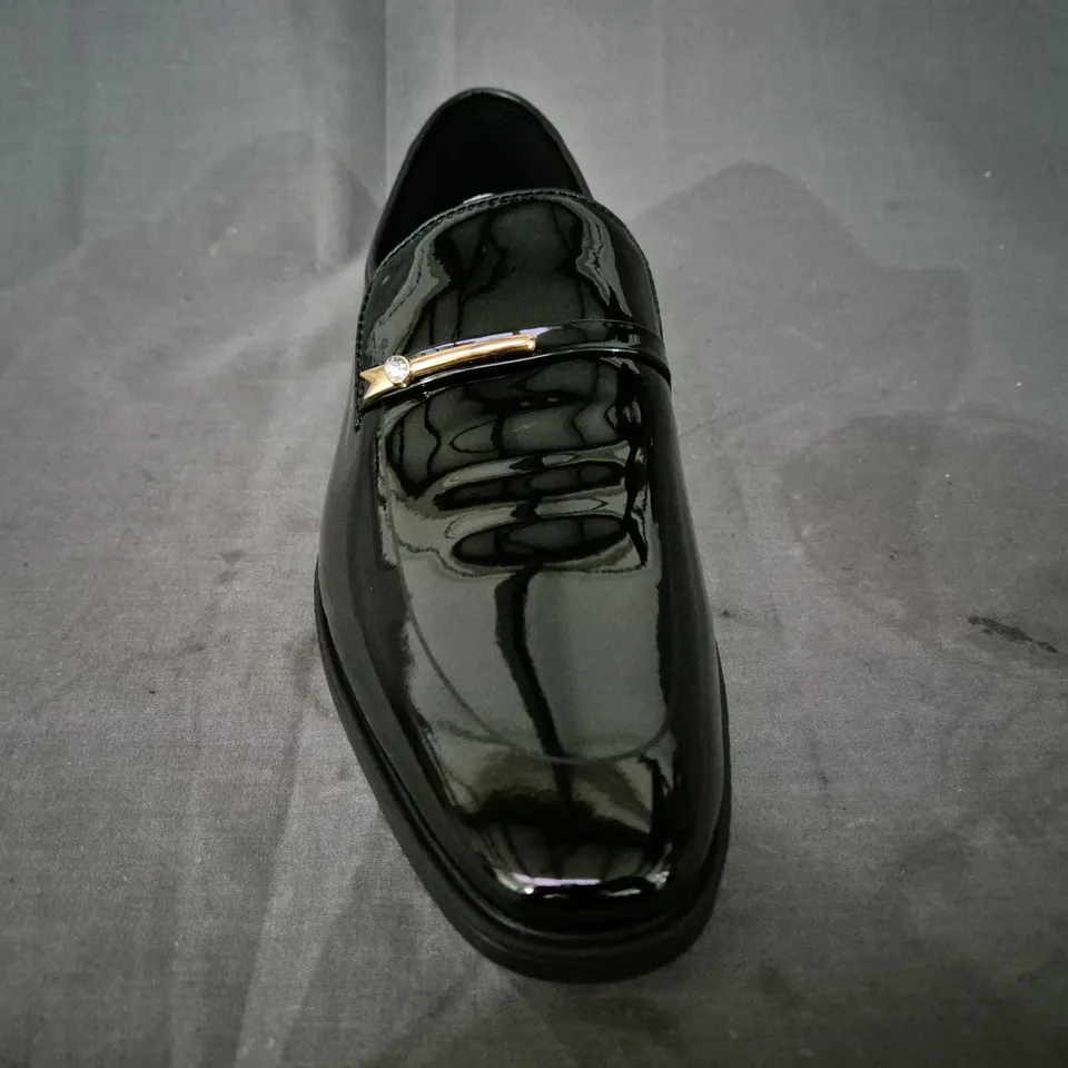 BOXED PAIR OF UNBRANDED LOAFERS IN GLOSSY BLACK W. GOLD & JEWEL EFFECT DETAIL EU SIZE 43