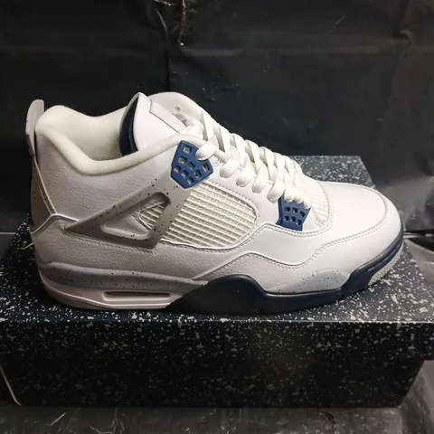 BOXED PAIR OF AIR JORDAN 4 RETRO WHITE/BLUE SNEAKERS – UK SIZE 9