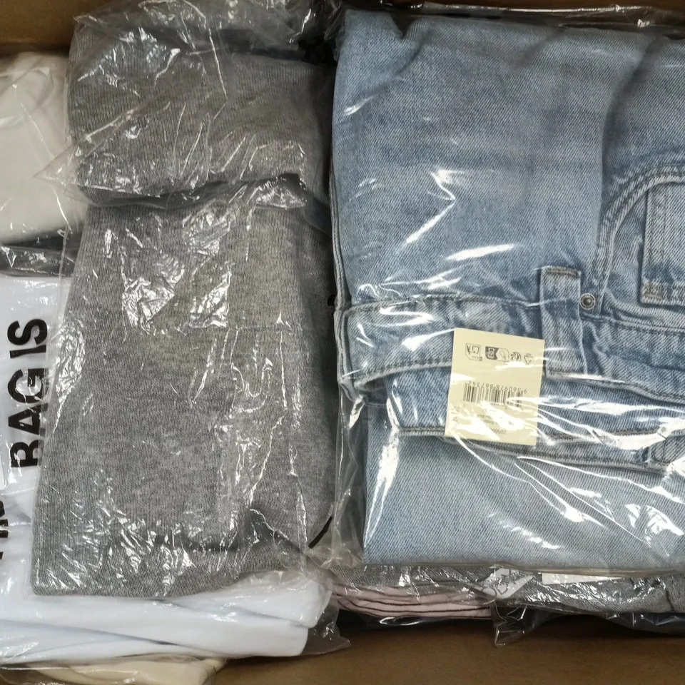 APPROXIMATELY 20 ASSORTED CLOTHING ITEMS IN VARIOUS SIZES, COLOURS & STYLES TO INCLUDE EVERYDAY SMOOTH LONG SLEEVE, LOW SUPER BAGGY JEAN, OFF THE SHOULDER CROP KNIT, ETC