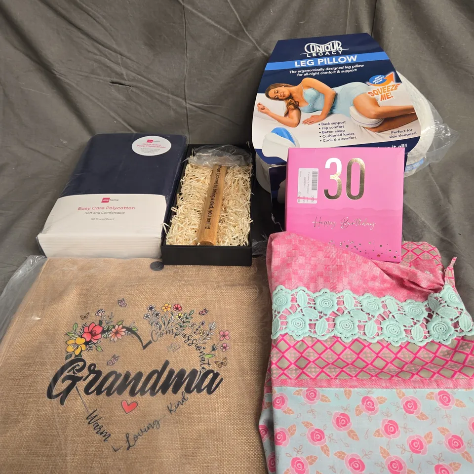 LARGE BOX OF APPROXIMATELY 15 ASSORTED HOUSEHOLD ITEMS TO INCLUDE - POLY COTTON DEEP FITTEDSHEET - CUSTOM DAD HAMMER GIFT - CONTOUR LEGACY LEG PILLOW - ETC