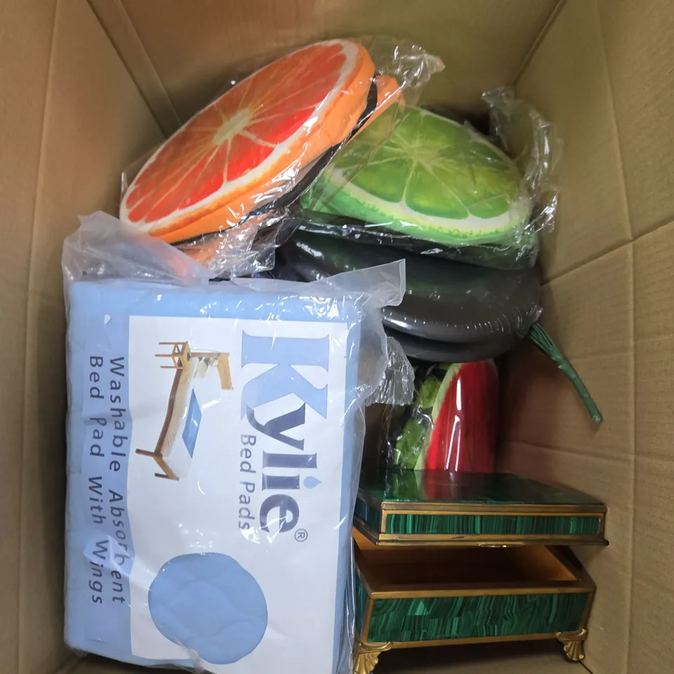 BOX OF APPROXIMATELY 15 ASSORTED HOUSEHOLD ITEMS TO INCLUDE BED PADS, JEWELLERY BOX AND ARTIFICIAL FLOWERS